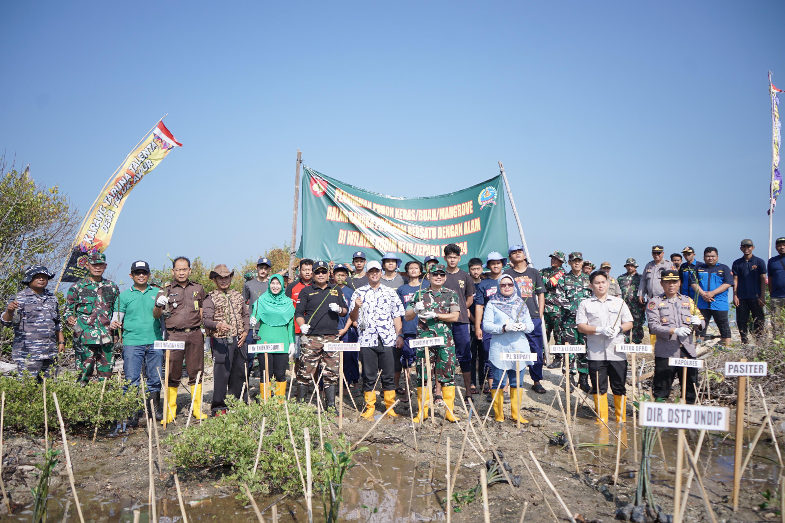 PEDULI LINGKUNGAN: Dandim Jepara Letkol Arm Khoirul Cahyadi bersama sejumlah jajaran Forkopimda menanam bibit mangrove di pesisir Desa Telukawur, Tahunan, kemarin. KODIM JEPARA UNTUK RADARPATI.ID