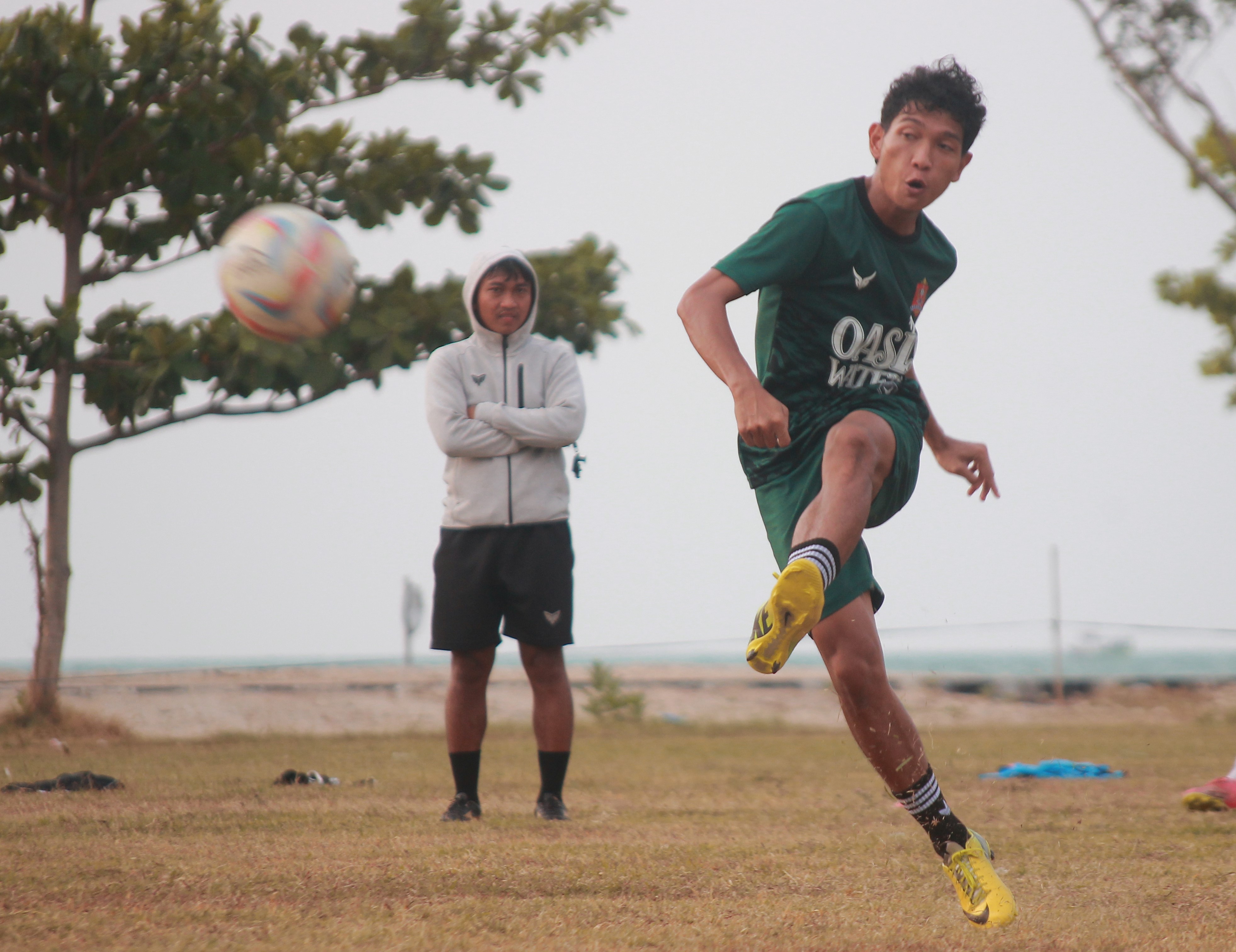 SEMANGAT: Para penggawa Persijap Jepara mengikuti latihan finishing di lapanganPantai Bandengan belum lama ini. MOH. NUR SYAHRI MUHARROM/RADARPATI.ID