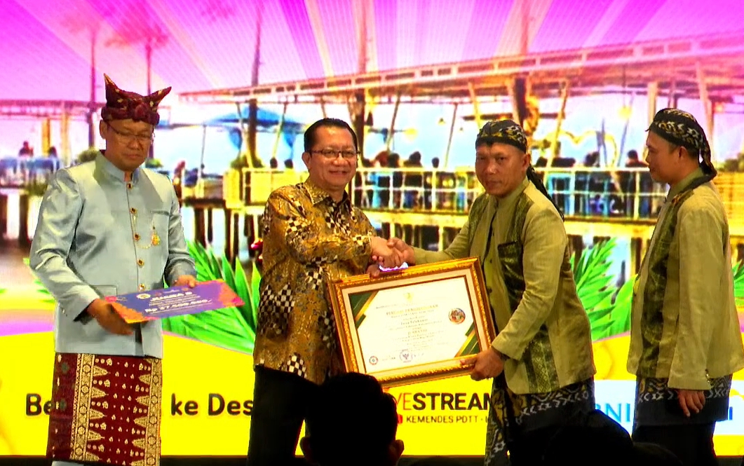 APRESIASI: Petinggi Desa Telukawur Rohman menerima penghargaan dari Kementrian Desa PDTT atas prestasi Desa Telukawur menyabet juara 8 Lomba Desa Wisata Nusantara. TANGKAPAN LAYAR YOTUBE KEMENDES PDTT