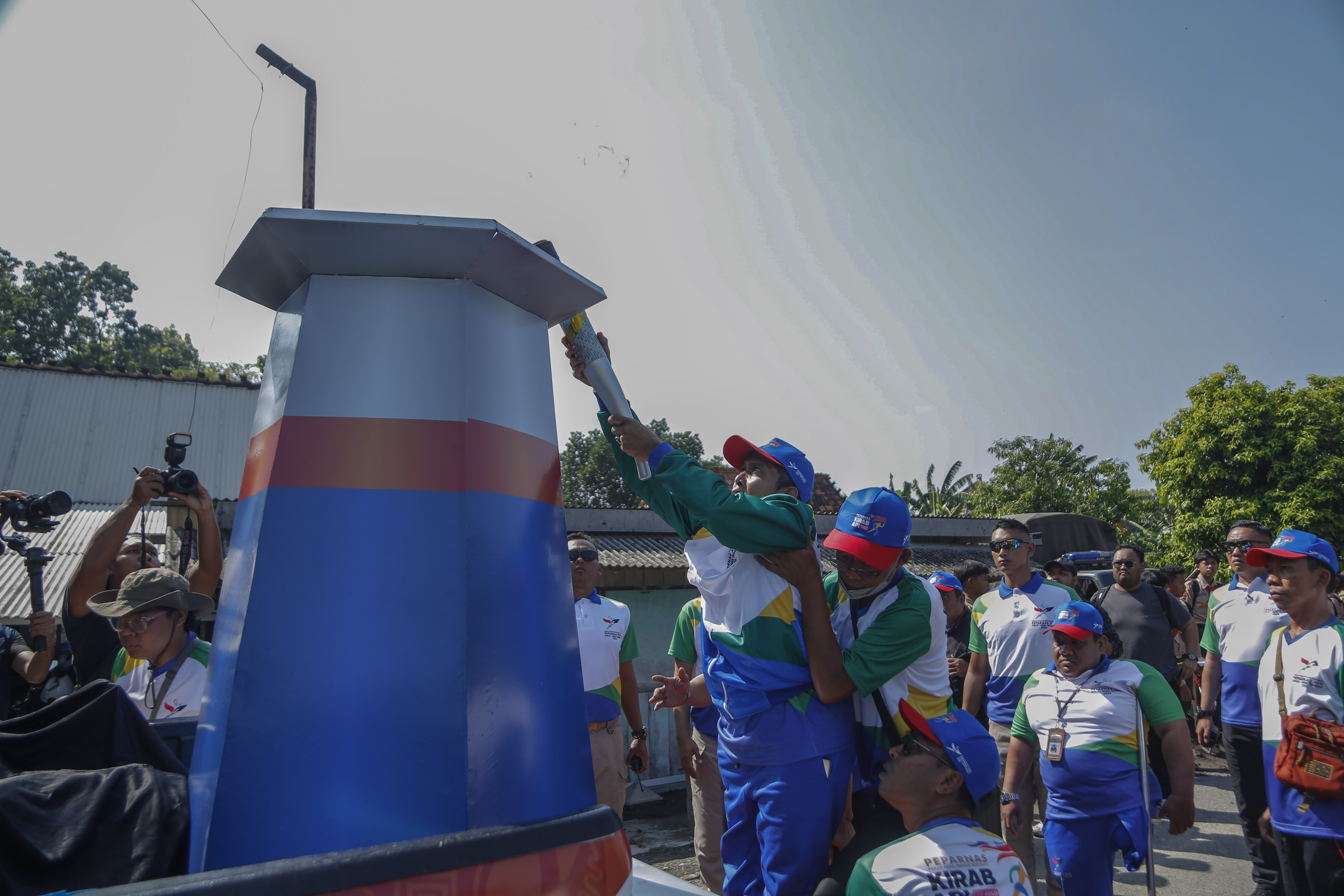 NYALAKAN API &ndash; Pj Gubernur Jawa Tengah Nana Sudjana bersama Bupati Sri Sumarni menyalakan obor api Mrapen Godong Grobogan untuk even PEPARNAS XVII Solo Tahun 2024, Sabtu (28/9). HUMAS FOR RADARPATI.ID