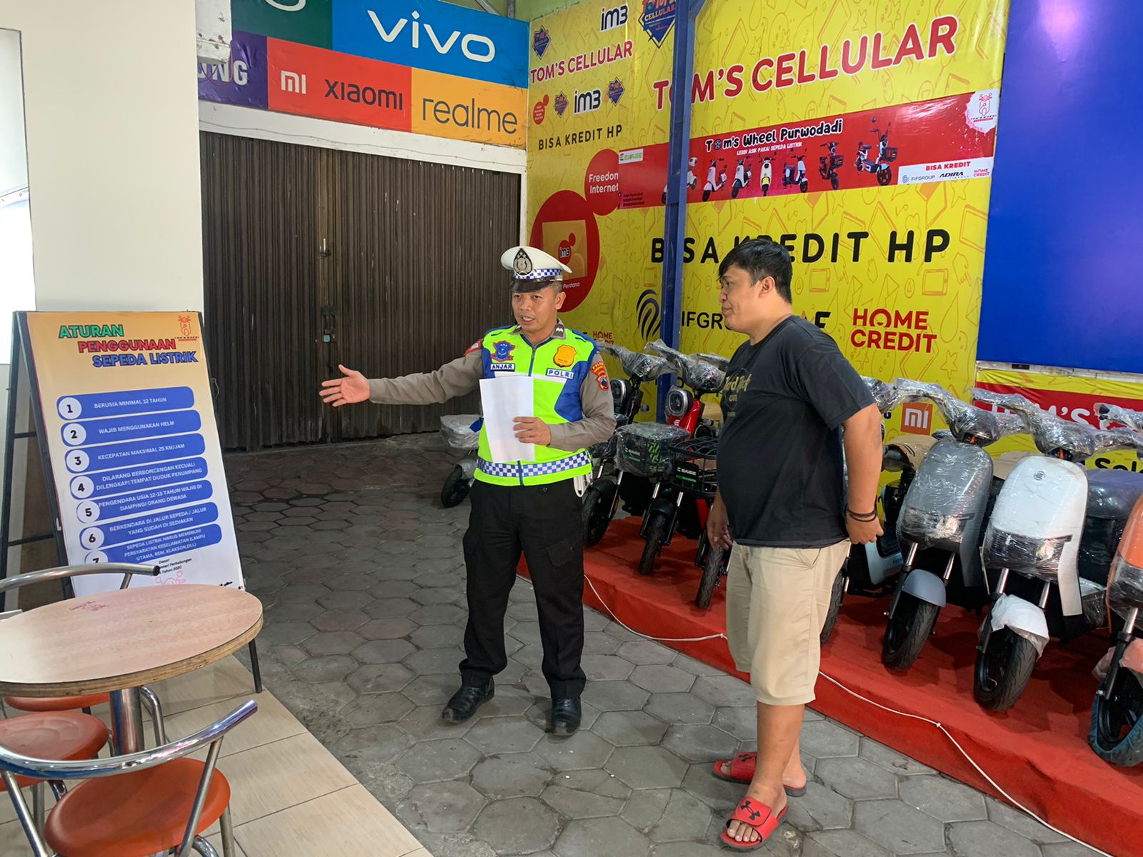 SOSIALISASI: Satlantas Polres Grobogan saat sosialisasi ke sejumlah distributor sepeda listrik. INTAN MAYLANI SABRINA/RADARPATI.ID