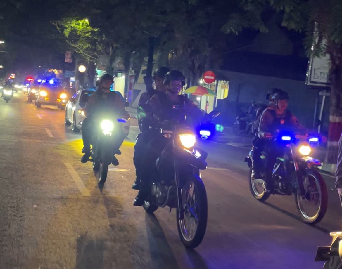 PATROLI &ndash; Anggota Polres Grobogan melakukan patroli malam untuk menciptkan Kantibmas di Kota Purwodadi pada Sabtu malam (28/9). SIROJUL MUNIR/RADARPATI.ID