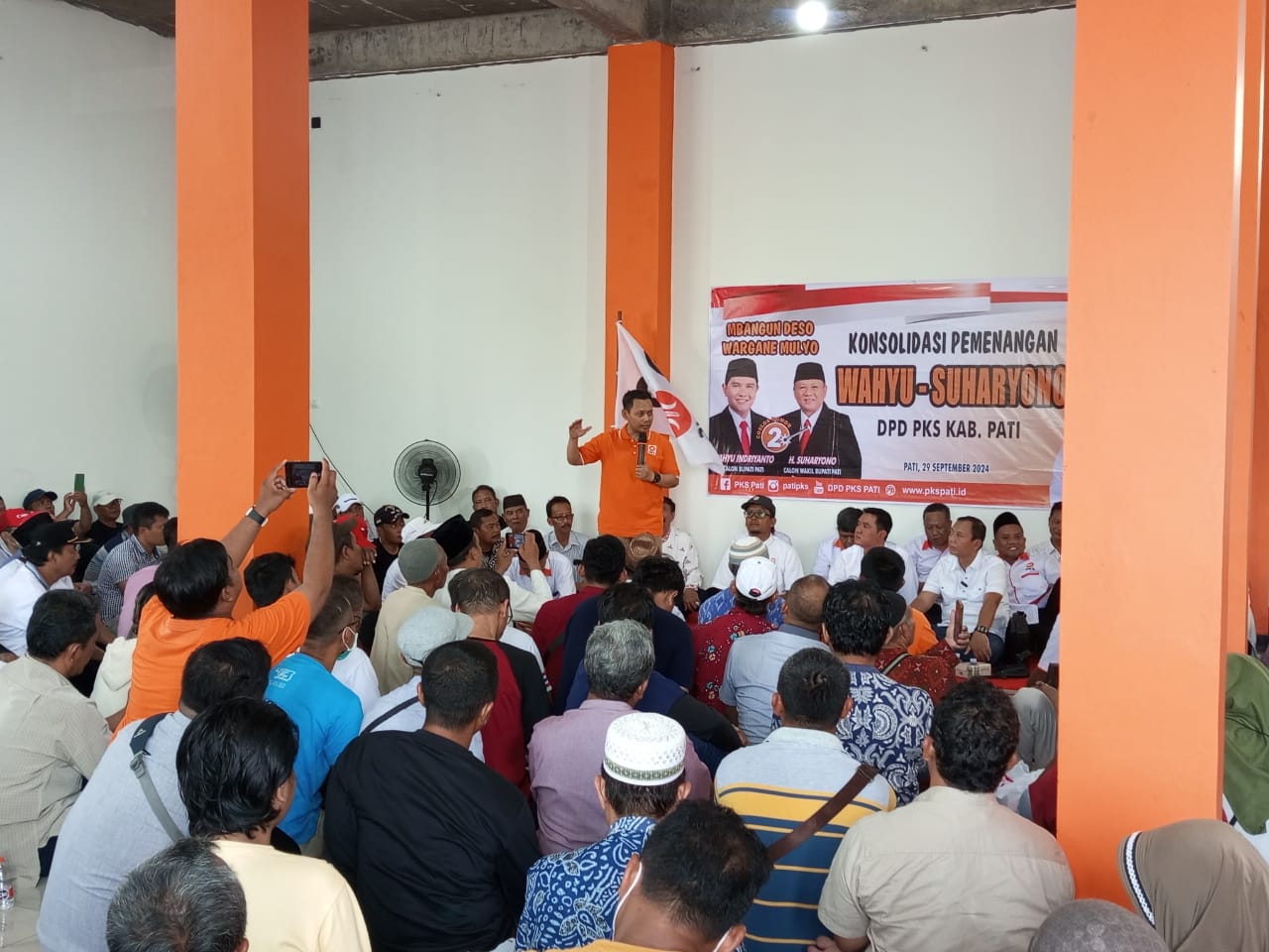 OPTIMISTIS : Ketua DPD PKS Pati Narso saat memberikan sambutan di hadapan ratusan kader yang memenuhi kantor DPD PKS Pati, Minggu (29/9). ACHMAD ULIL ALBAB/RADARPATI.ID