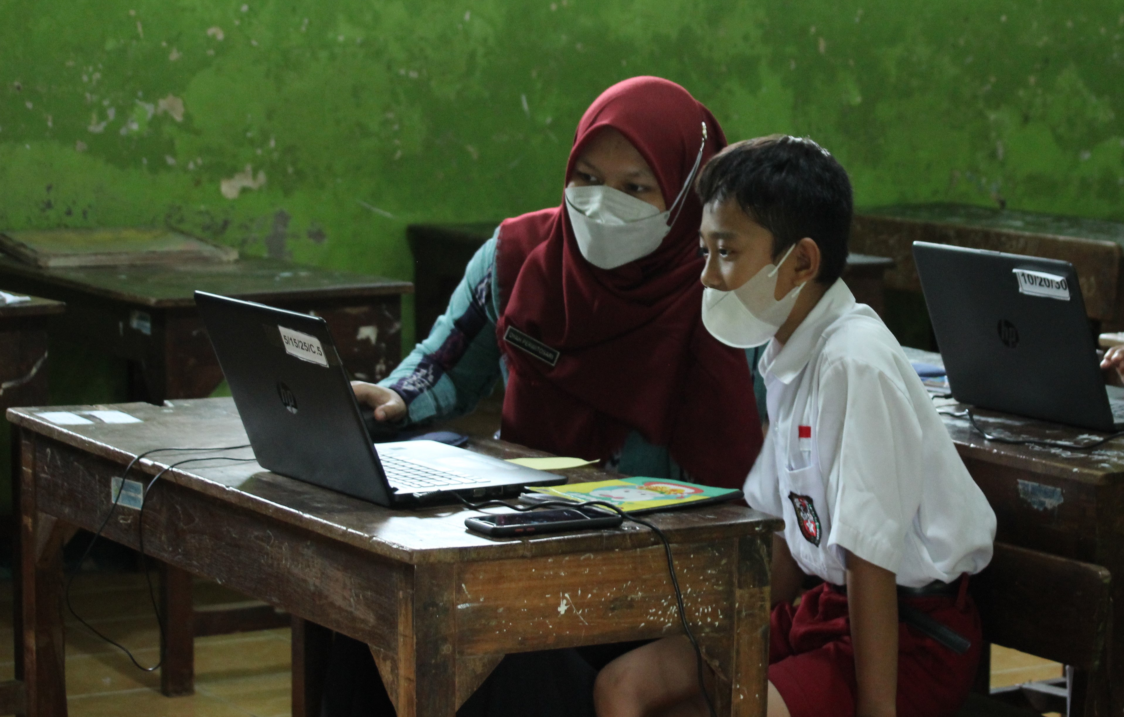 PERSIAPAN: Seorang guru mendampingi siswanya dalam pelaksanaan simulasi ANBK belum lama ini. MOH. NUR SYAHRI MUHARROM/RADARPATI.ID
