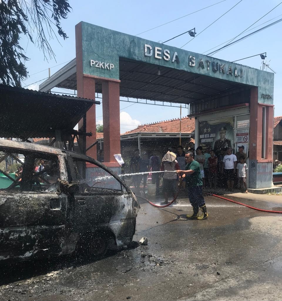 TAK TERSISA: Petugas Damkar unit Kalinyamatan padamkan mobil Daihatsu Espass yang terbakar kemarin. DAMKAR JEPARA UNTUK RADARPATI.ID