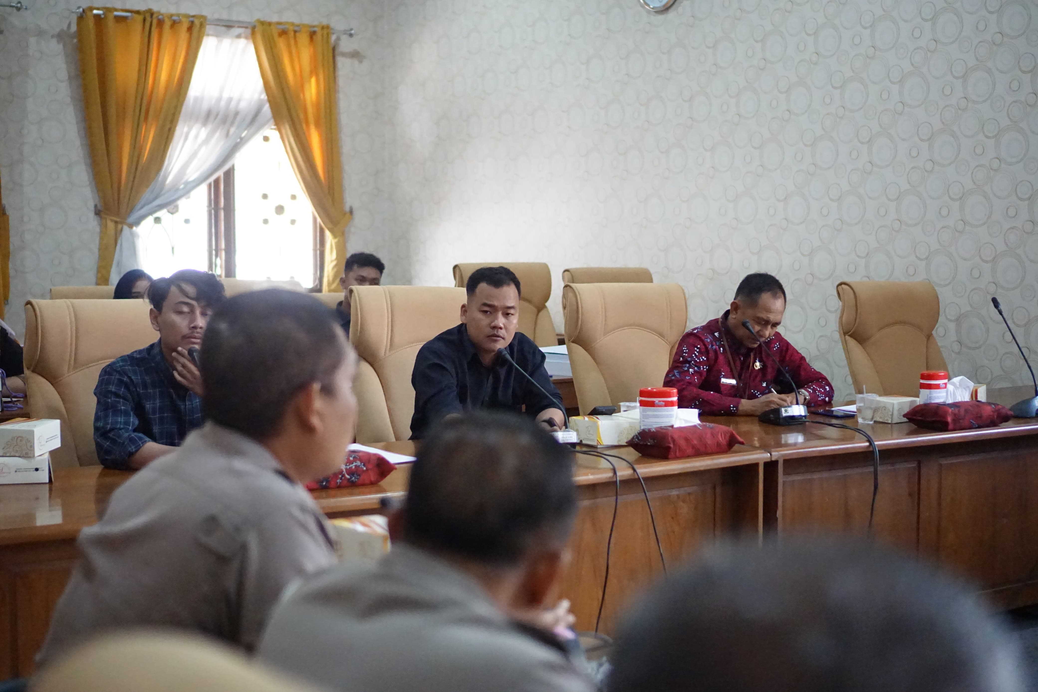 SIAP : Ketua Panpel Persipa Pati Zeniko Mey Saputro saat pemaparan persiapan pertandingan Persipa Pati. (ACHMAD ULIL ALBAB/RADAR KUDUS)