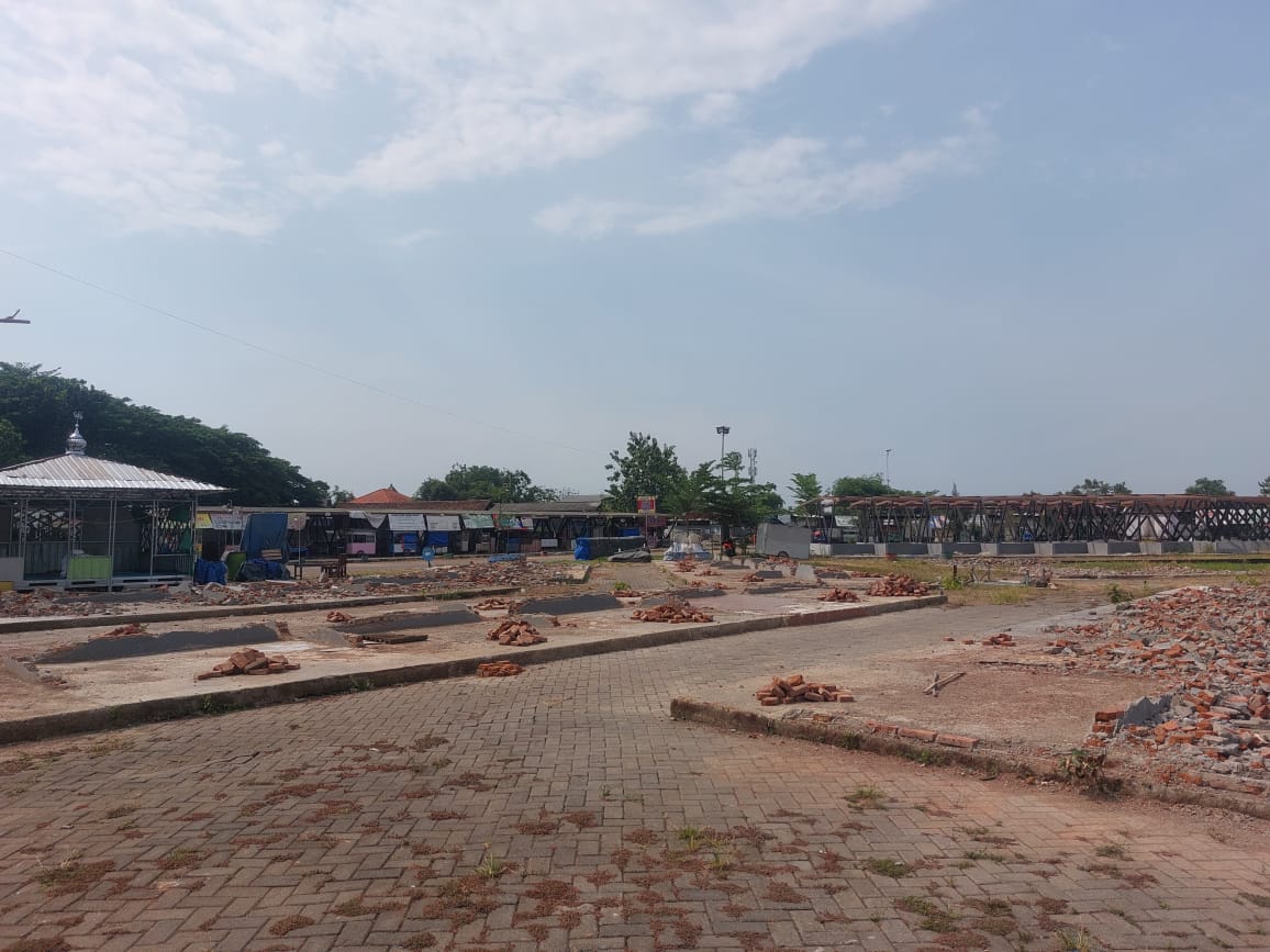 DIRATAKAN: Ratusan lapak PKL di Alun-alun Kembang Joyo Pati dibongkar kemarin (1/10). ANDRE FAIDHIL FALAH/RADARPATI.ID
