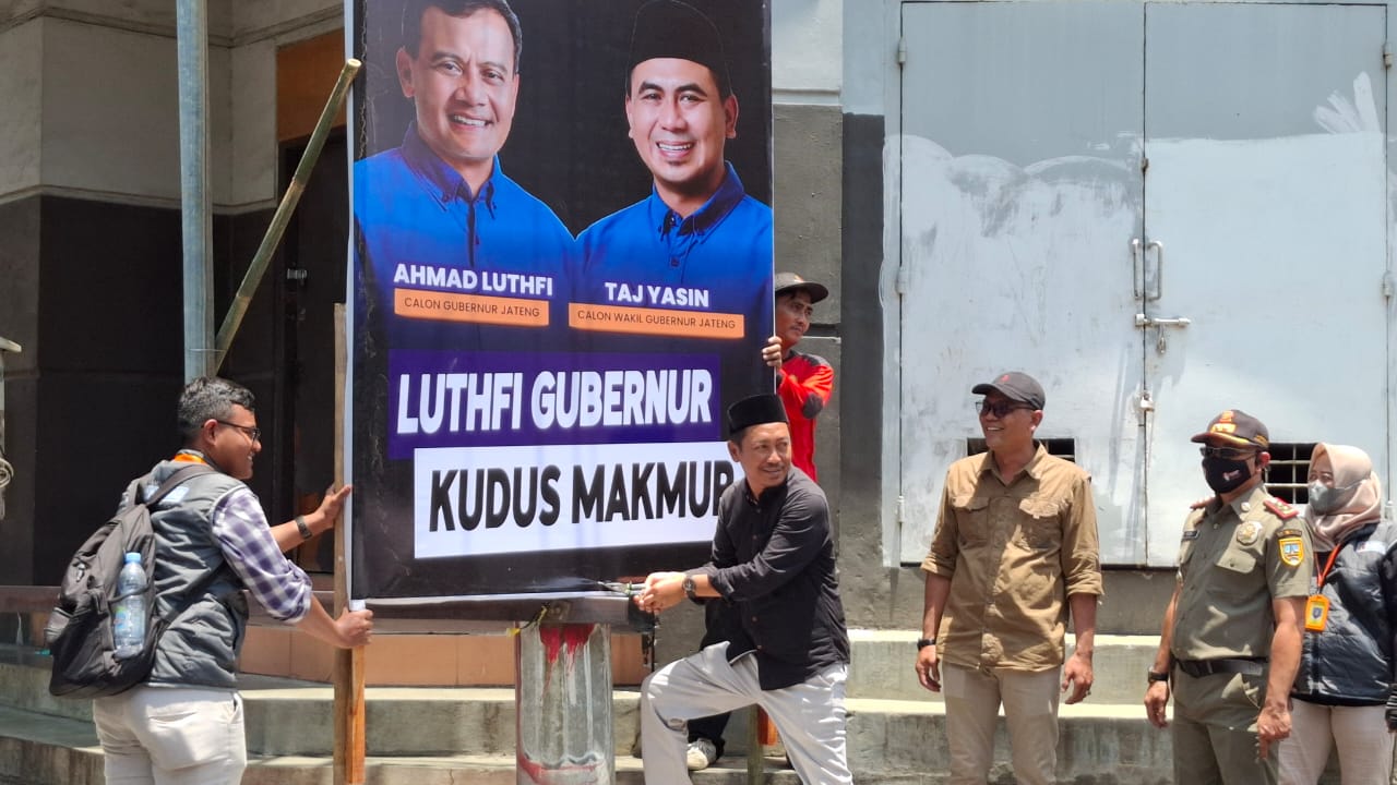 DITERTIBKAN: Bawaslu Kudus mencopot APK Paslon nomor urut 1 di ruas jalan protokol Kudus. BAWASLU UNTUK RADARPATI.ID