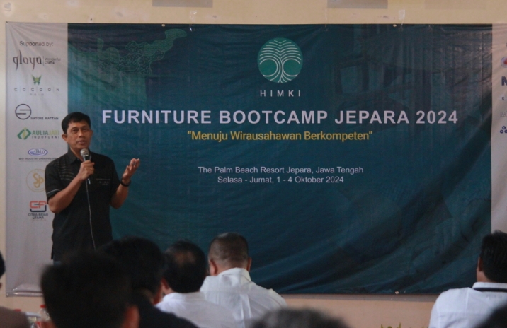 UPGRADE: Ketua DPD HIMKI Jepara Antonius Suhandoyo menyampaikan materi dalam Furniture Bootcamp kemarin. MOH. NUR SYAHRI MUHARROM/RADARPATI.ID