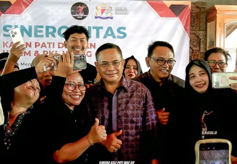 MAJU: Sudewo-Chandra dirubung emak-emak ketika dialog bersama UMKM dan pedagang di wilayah Gunungwungkal belum lama ini. SUDEWO UNTUK RADARPATI.ID