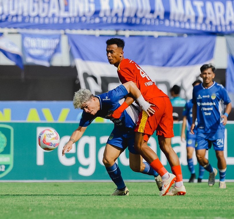ADU KUAT: Bek Persijap Jepara Fikron Afriyanto menghalau striker PSIM Jogjakarta Rafael Rodrigues dalam pertandingan Liga 2 di Stadion Mandala Krida Jogja. (INSTAGRAM PSIM JOGJAKARTA)