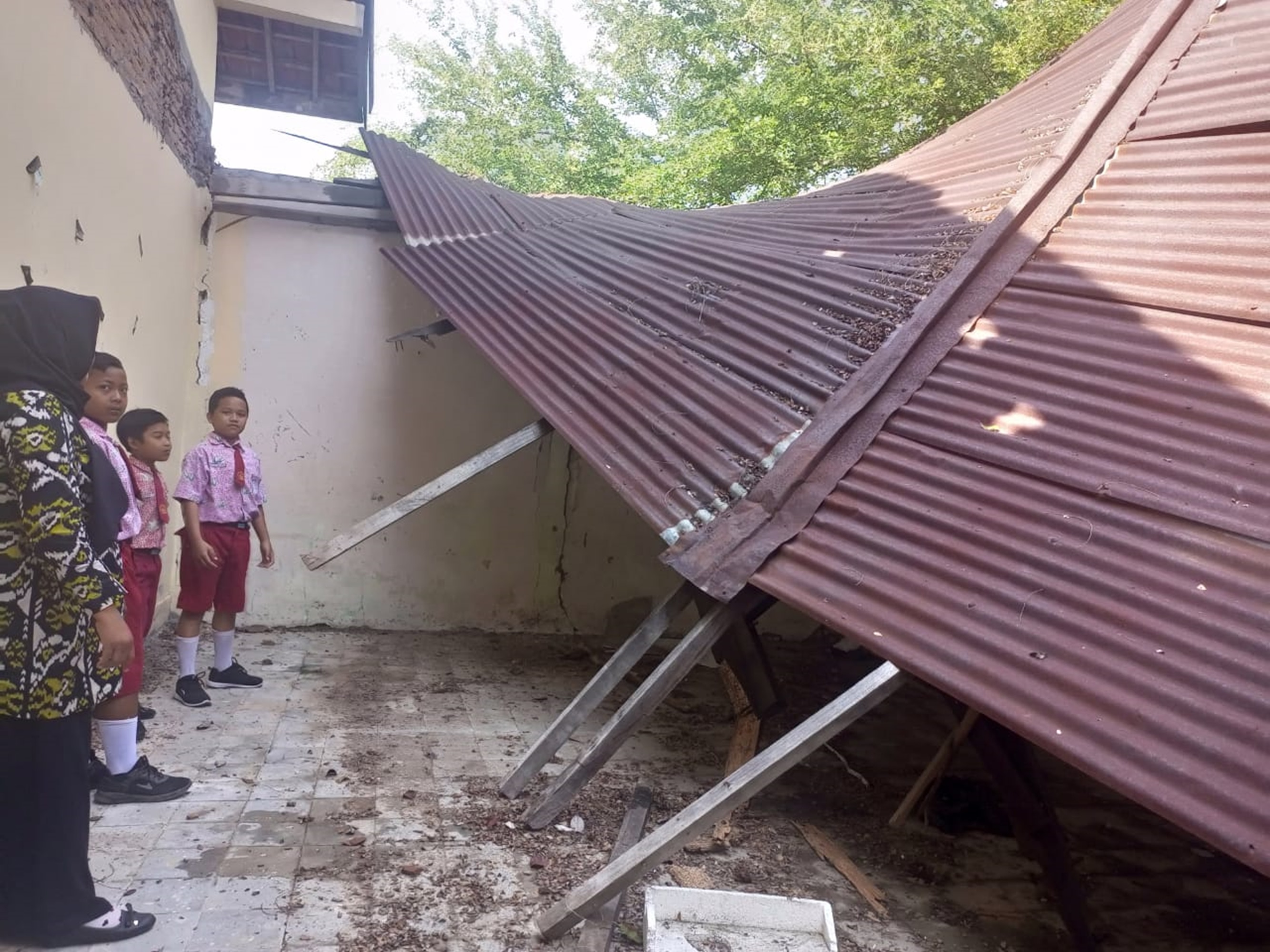 ROBOH: Kondisi ruangan SDN 3 Godan di Desa Godan, Kecamatan Tawangharjo roboh pada Rabu (2/10). (INTAN MAYLANI SABRINA/RADAR KUDUS)