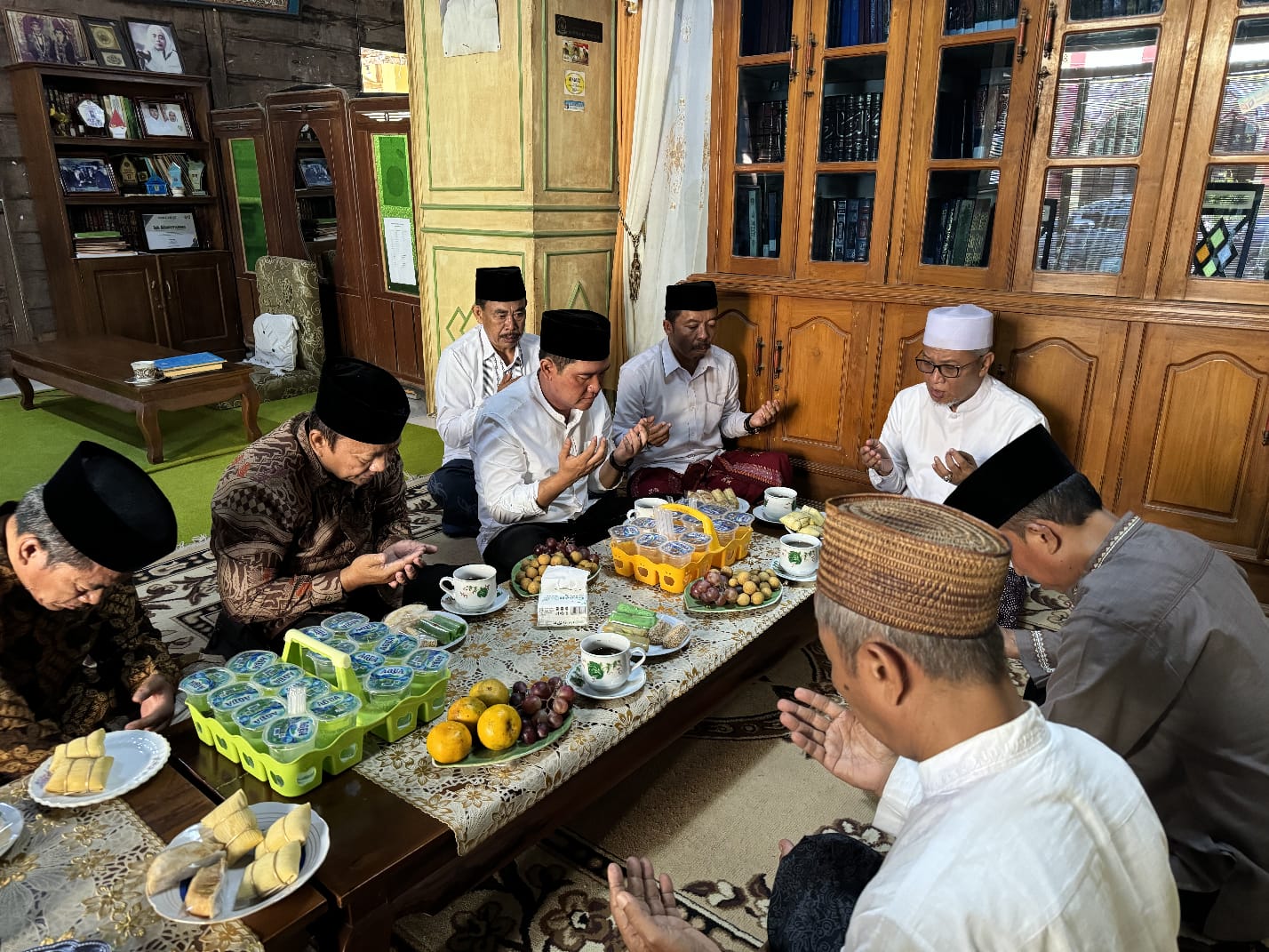 BERDOA : Pasangan calon Bupati dan Wakil Bupati Pati Wahyu - Suharyono saat silaturahmi di kediaman Rois Syuriah PCNU Pati. (DOK RADAR PATI)