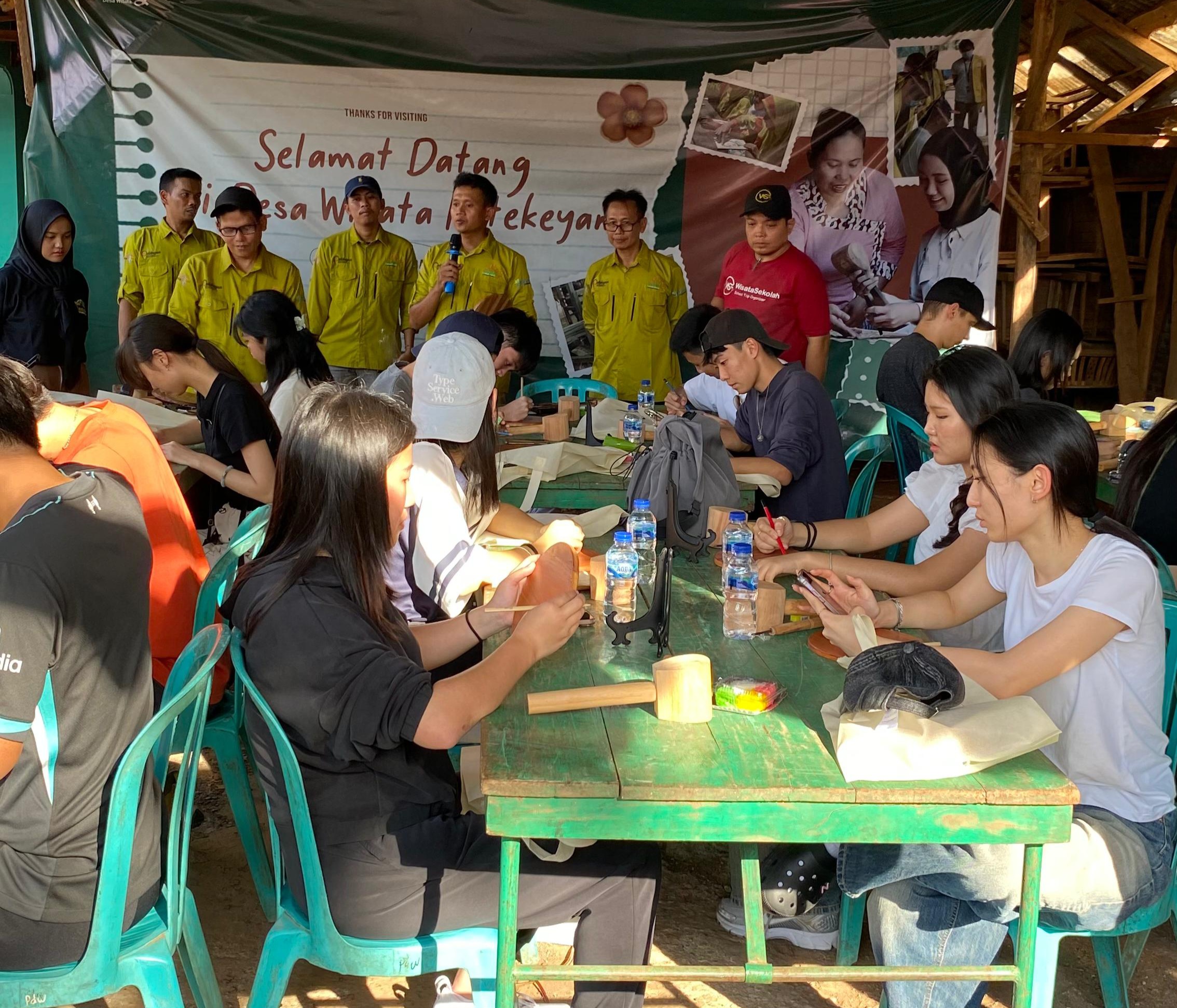 STUDY TOUR: Sejumlah siswa-siswi dari Surabaya Intercultural School mengunjungi eduwisata di Deswita Petekeyan baru-baru ini.