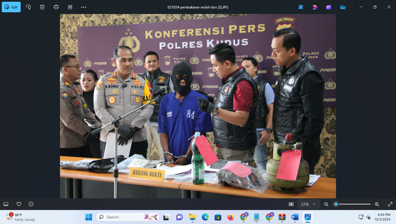 NEKAT : Pedagang mi ayam berinisial K ditangkap Polres Kudus usai membakar mobil ketua RT Desa Sadang, Jekulo, Kudus beberapa waktu lalu. (DONNY SETYAWAN/ RADAR KUDUS)