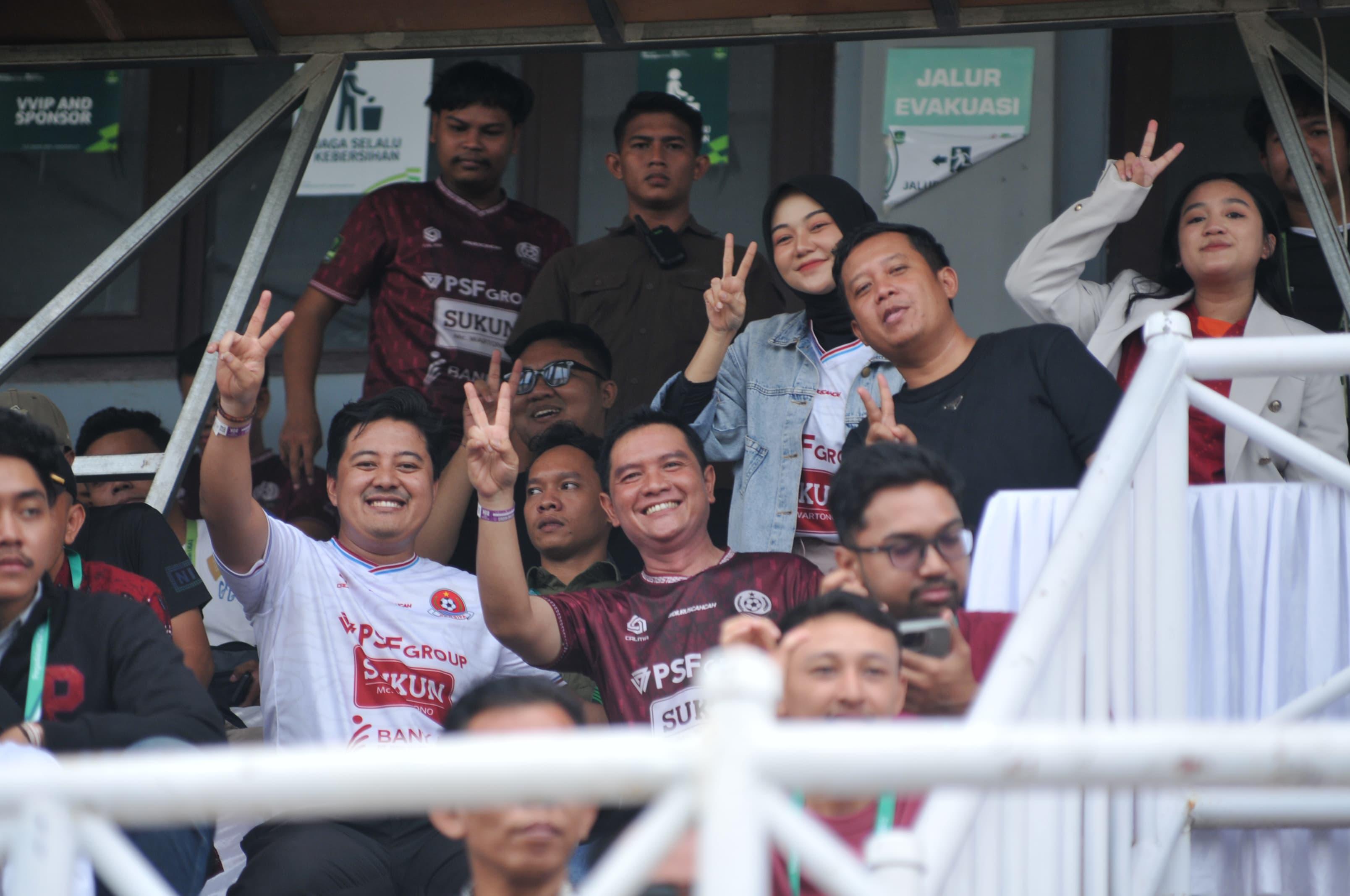 SEMANGAT : Calon Bupati Pati Nomor Urut 2 Wahyu Indriyanto menyaksikan pertandingan Persipa Pati vs Persiku Kudus di Stadion Joyokusumo (2/10). (TIM WAHYU SUHARYONO UNTUK RADAR KUDUS)