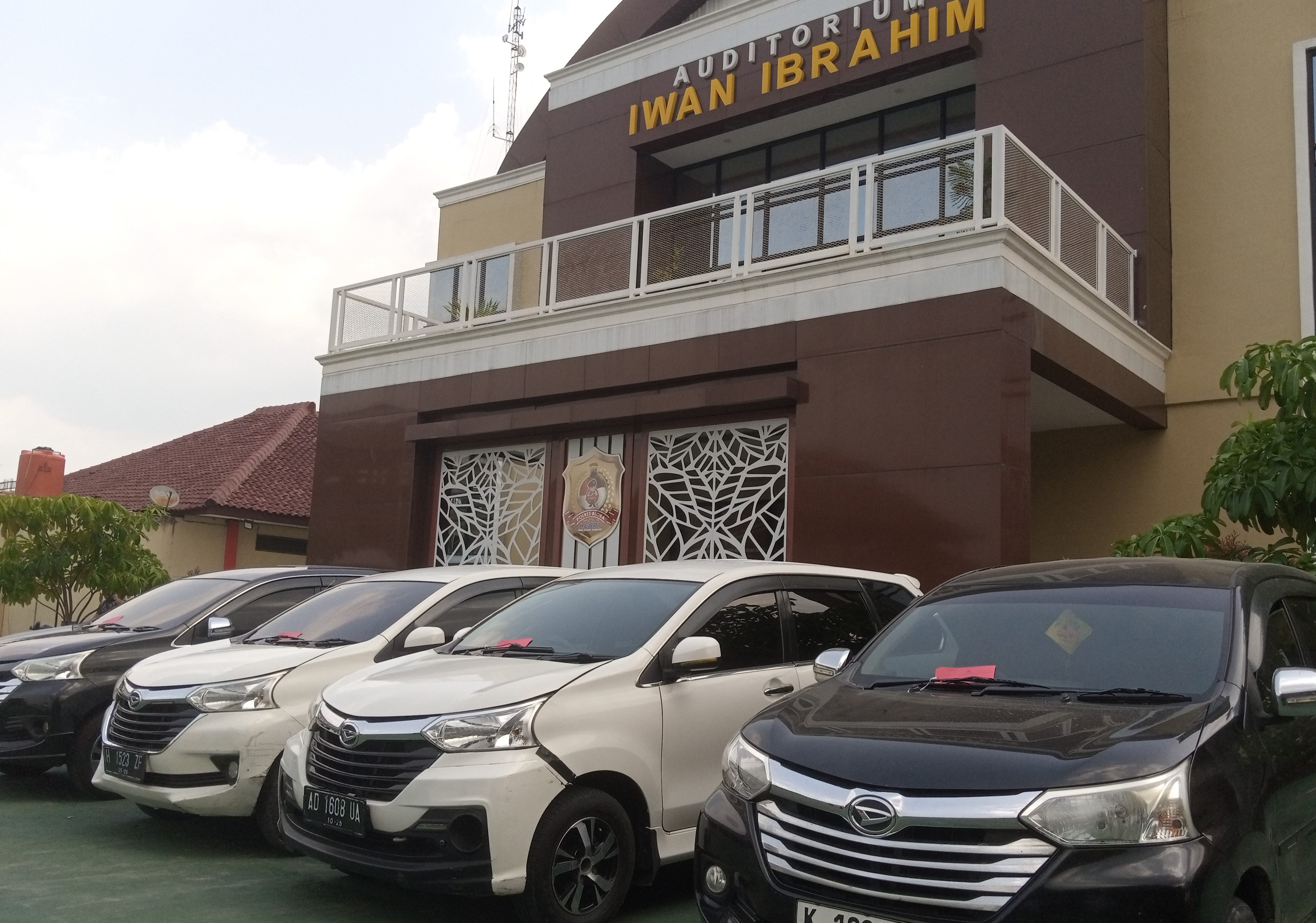 TERKUMPUL: Barang bukti mobil yang digelapkan pelaku terparkir di halaman Polres Blora.