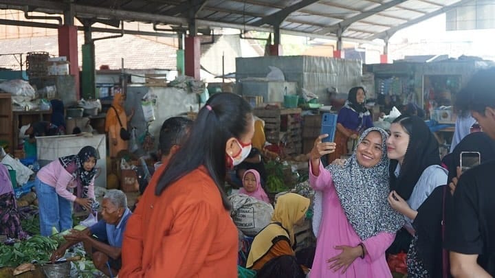 DISAMBATI: Calon Wakil Bupati Kudus Bellinda Putri Sabrina Birton selfie bersama pedagang Pasar Brayung. (PASLON SANTRI UNTUK RADARPATI.ID)   &nbsp;