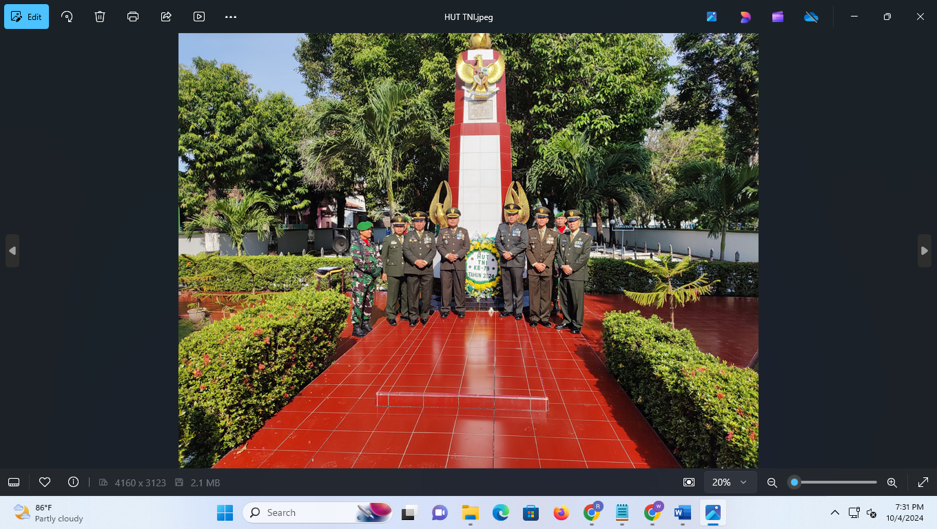HUT TNI: Dandim 0722/Kudus Letkol Inf Hermawan Setya Budi memimpin ziarah di taman makam pahlawan di Kudus. (GALIH ERLAMBANG W/ RADAR KUDUS)