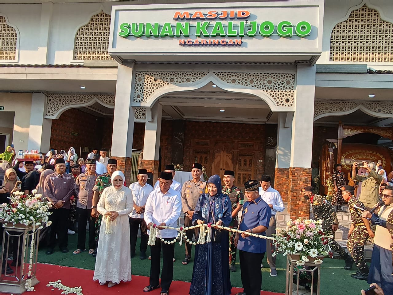 RESMIKAN MASJID &ndash; Menteri Koordinator Bidang Pembangunan Manusia dan Kebudayaan Prof Dr. Muhajir Effendi, M.A.P bersama Bupati Sri Sumarni meresmikan masjid Sunan Kalijaga. SIROJUL MUNIR/RADARPATI.ID