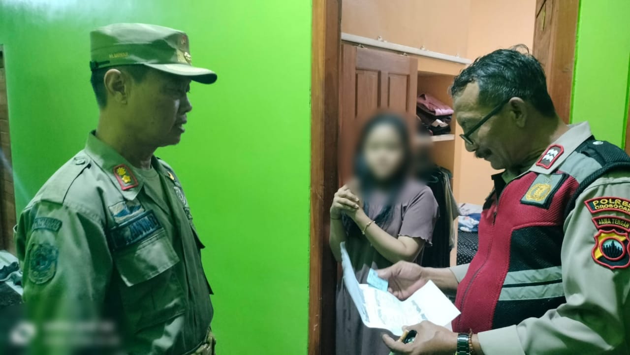 PERIKSA IDENTITAS &ndash; Petugas gabungan melakukan pemeriksaan razia kost kosan di area Kecamatan Wirosari, kemarin. SIROJUL MUNIR/RADARPATI.ID