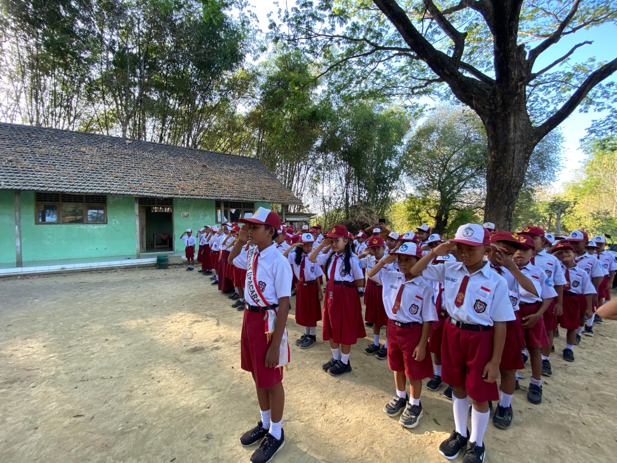 TETAP BERJALAN: SDN Sendangagung Pamotan semua siswa pinjam madrasah setempat, mengadakan upacara bendera. DINDIKPORA RBG UNTUK RADARPATI.ID