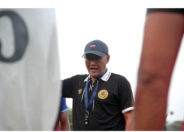 DONNY SETYAWAN/ RADAR KUDUS KRUSIAL: Eks Pelatih Persiku saat memimpin latihan timnya beberapa waktu lalu.