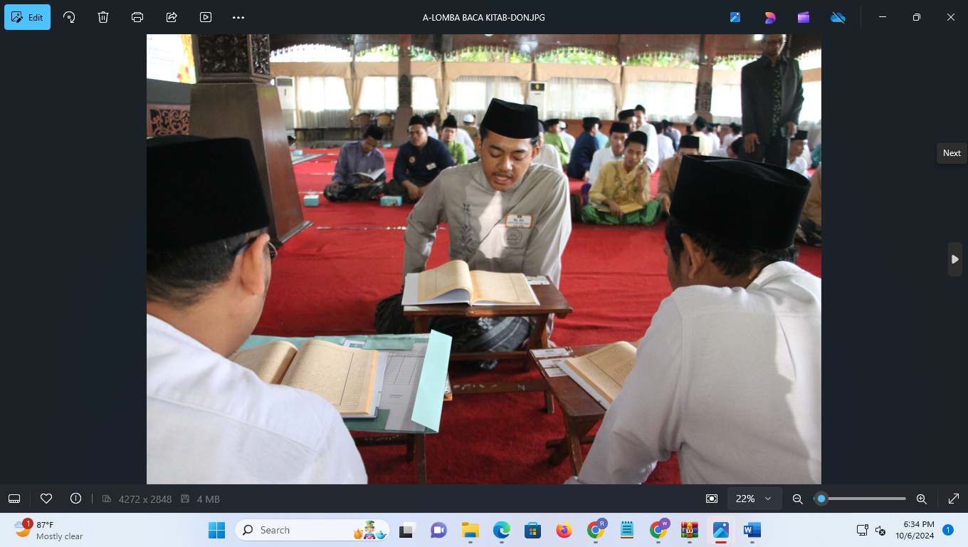 UNJUK GIGI: Sejumlah santri peserta lomba membaca kitab dalam rangka rangkaian peringatan Hari Santri Nasional di Pendapa Kabupaten Kudus (6/10). (DONNY SETYAWAN/ RADAR KUDUS)