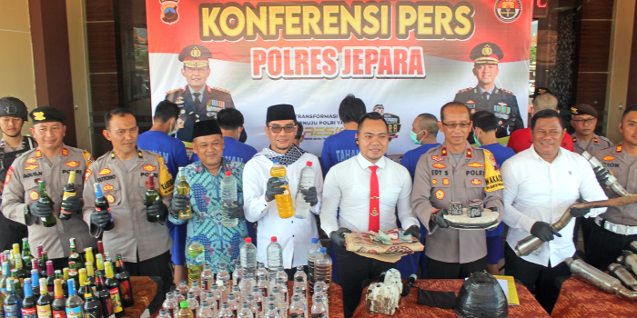 GELAR PERKARA: Ratusan barang bukti ditunjukkan saat jumpa pers di Mapolres Jepara kemarin.