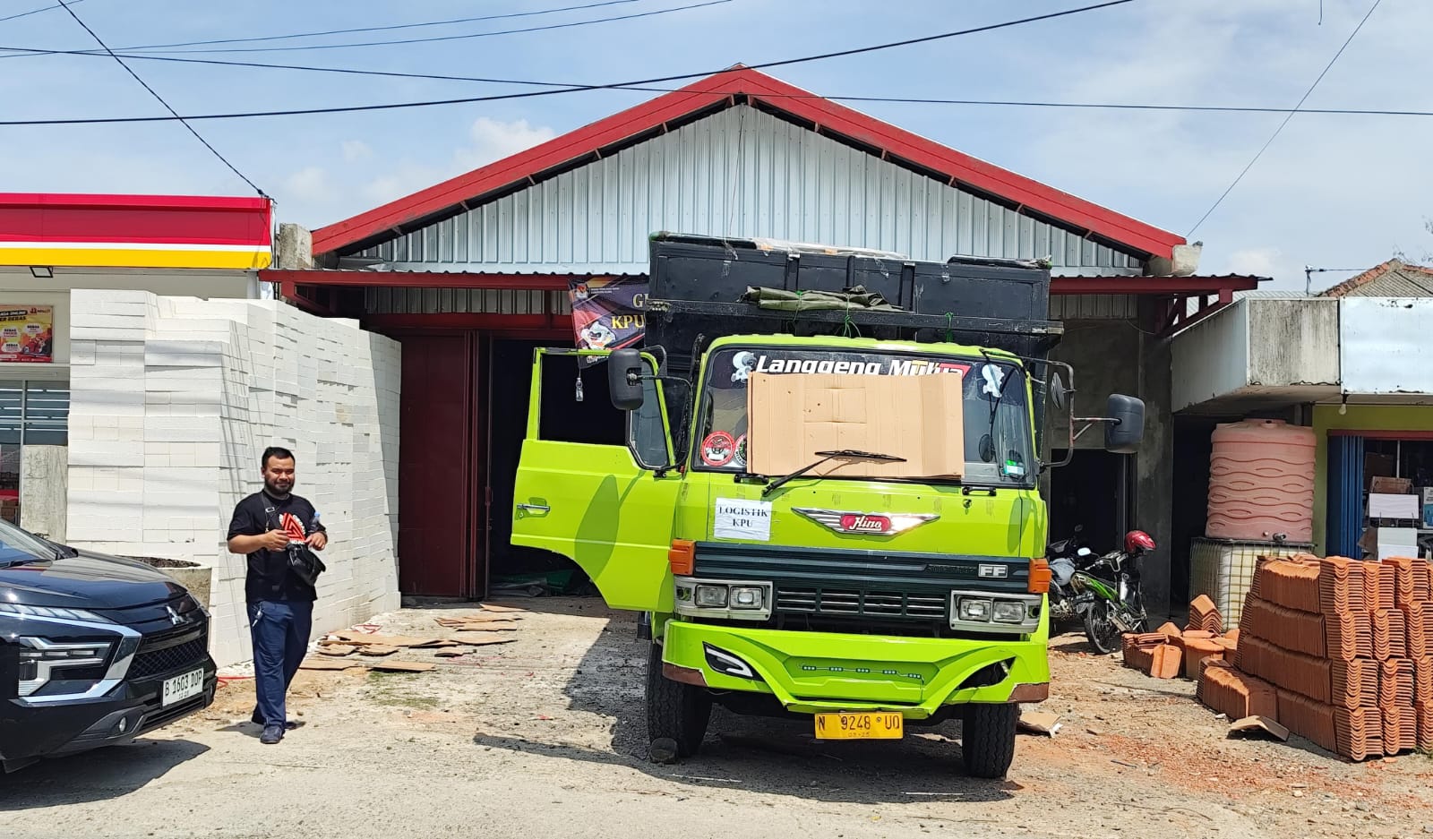 BERDATANGAN: Truk memuat logistik saat mengantar ke gudang KPU.