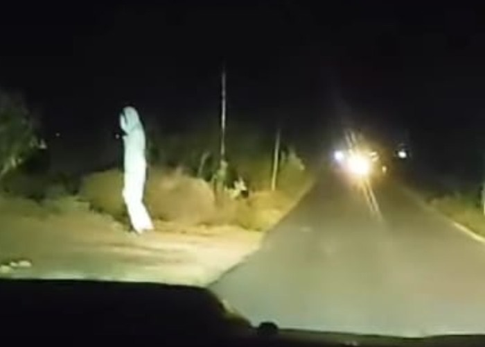 BIKIN RESAH: Pocong jadi-jadian di Jalan KUA Lasem direkam pengguna jalan dan diviralkan di media sosial