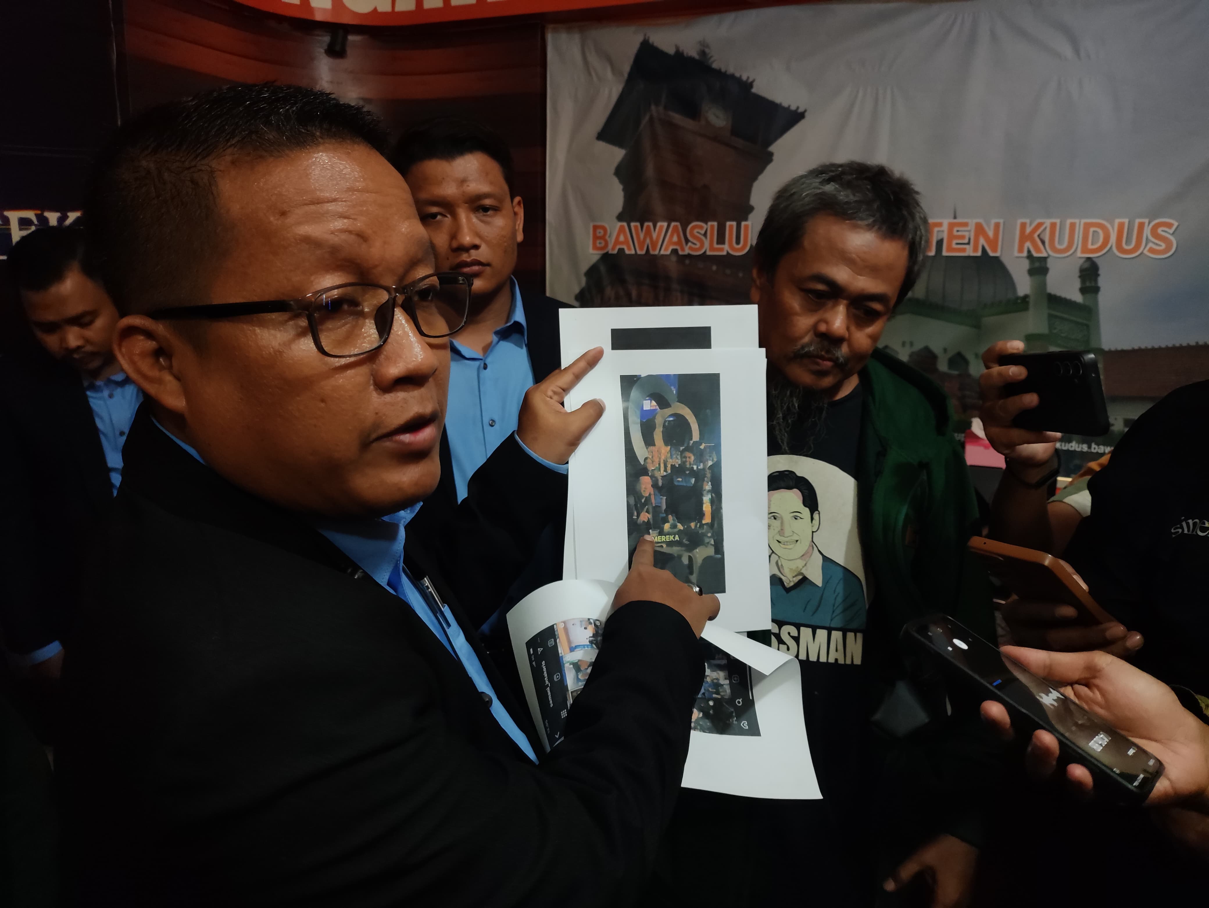 DILAPORKAN: Ketua Kuasa Hukum 02 Yusuf Istanto memberikan keterangan terkait dugaan pelanggaran kampanye oleh Paslon 01. GALIH ERLAMBANG W/ RADARPATI.ID