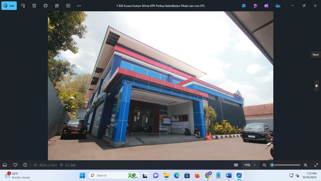 SEPI: Kondisi Bank Jepara Artha di Kelurahan Pengkol, Jepara tampak tak ada aktivitas pasca izin usahanya dicabut OJK pada Mei lalu. (MOH. NUR SYAHRI MUHARROM/RADAR KUDUS)