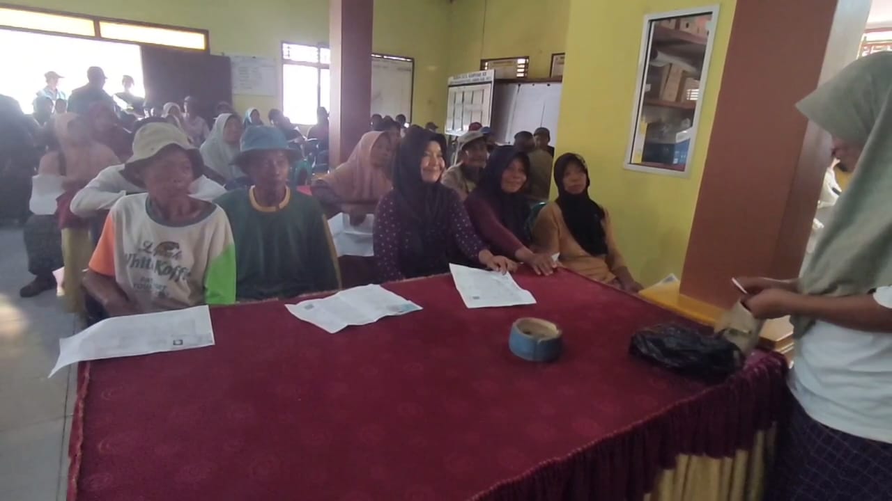 ANTRE PENCAIRAN: Para petani antre pencairan bantuan tani di Balai Desa Gabus belum lama ini. ANDRE FAIDHIL FALAH/RADARPATI.ID
