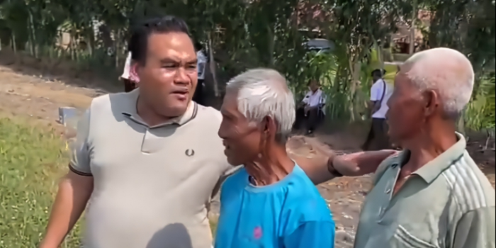 PEDULI: Calon Bupati Blora Arief Rohman saat mengunjungi warga Desa Pengkoljagong yang viral