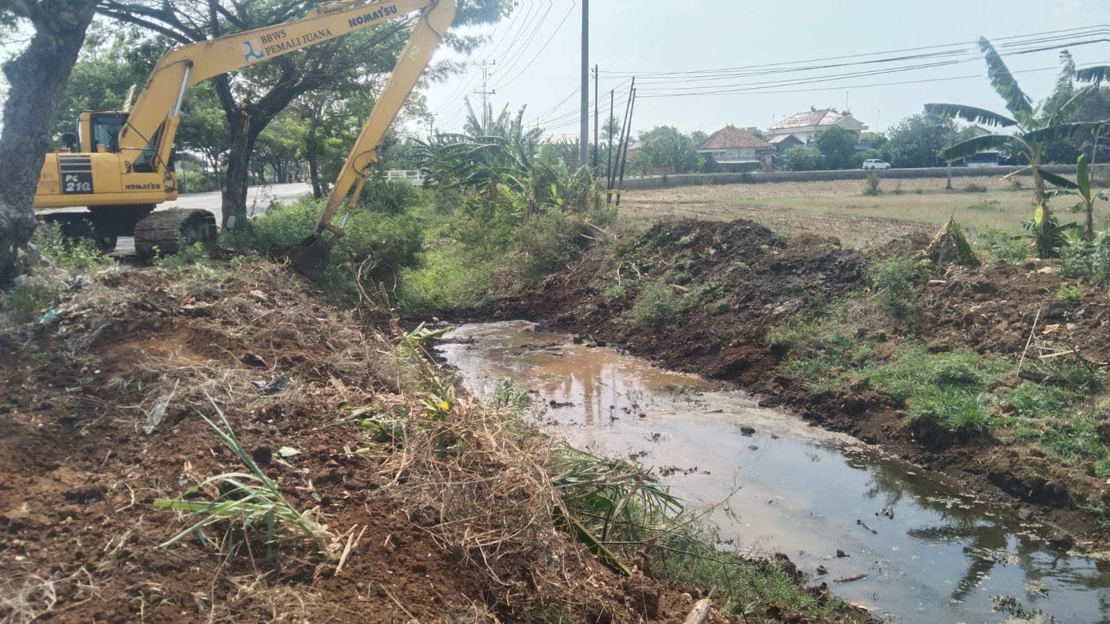 NOMRALISASI: Ekskavator mengangkat sedimentasi di daerah aliran sungai Juwana belum lama ini. ANDRE FAIDHIL FALAH/RADARPATI.ID