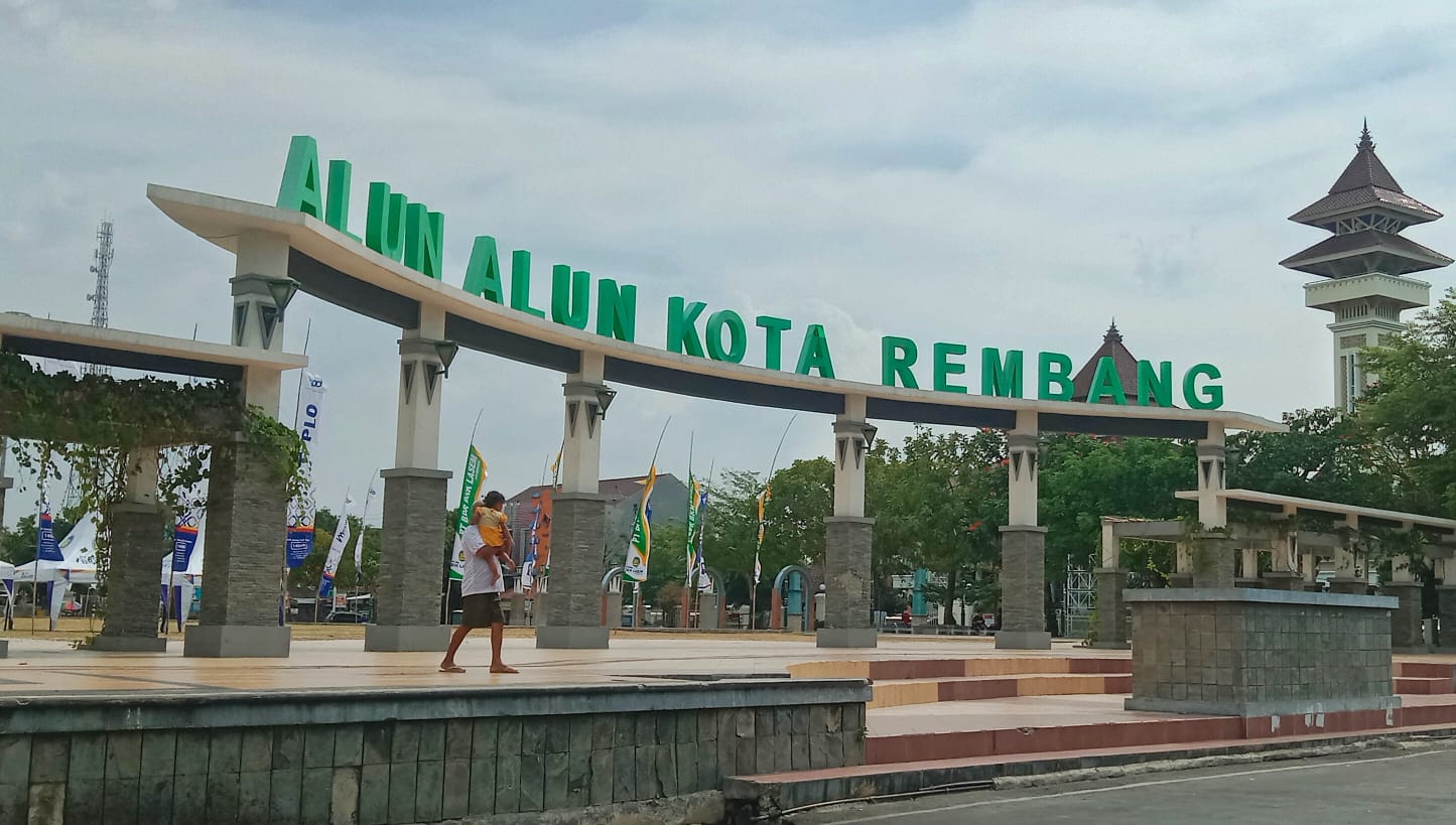 DIPOLES LAGI: Pengendara melewati Alun-Alun Rembang kemarin. (VACHRI RINALDY L/RADARPATI.ID)