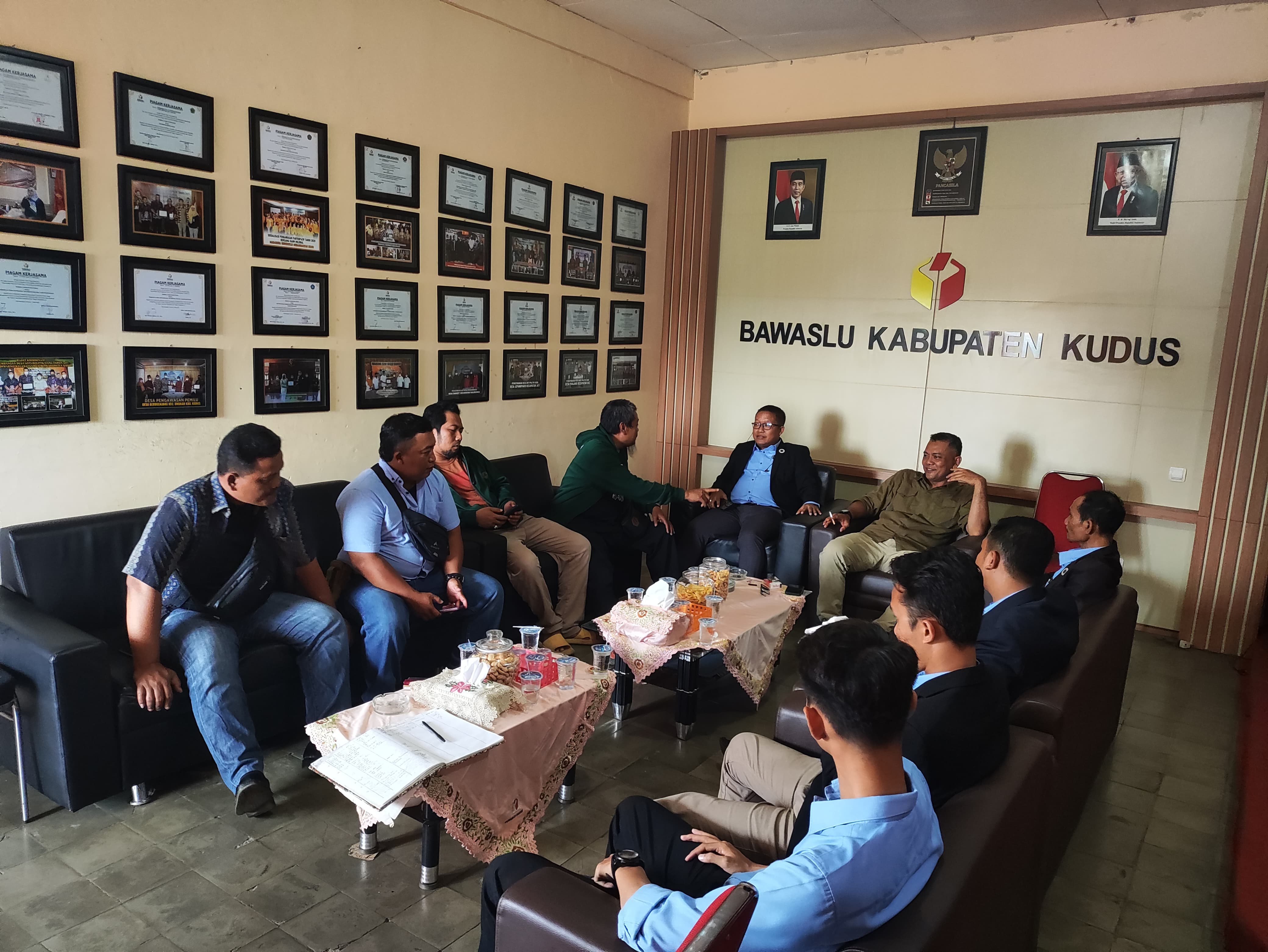 DITINDAKLANJUTI: Tim kuasa hukum Paslon 02 melaporkan dugaan pelanggaran kampanye kubu 01 ke Bawaslu beberapa waktu lalu. (GALIH ERLAMBANG W/ RadarPati.ID)