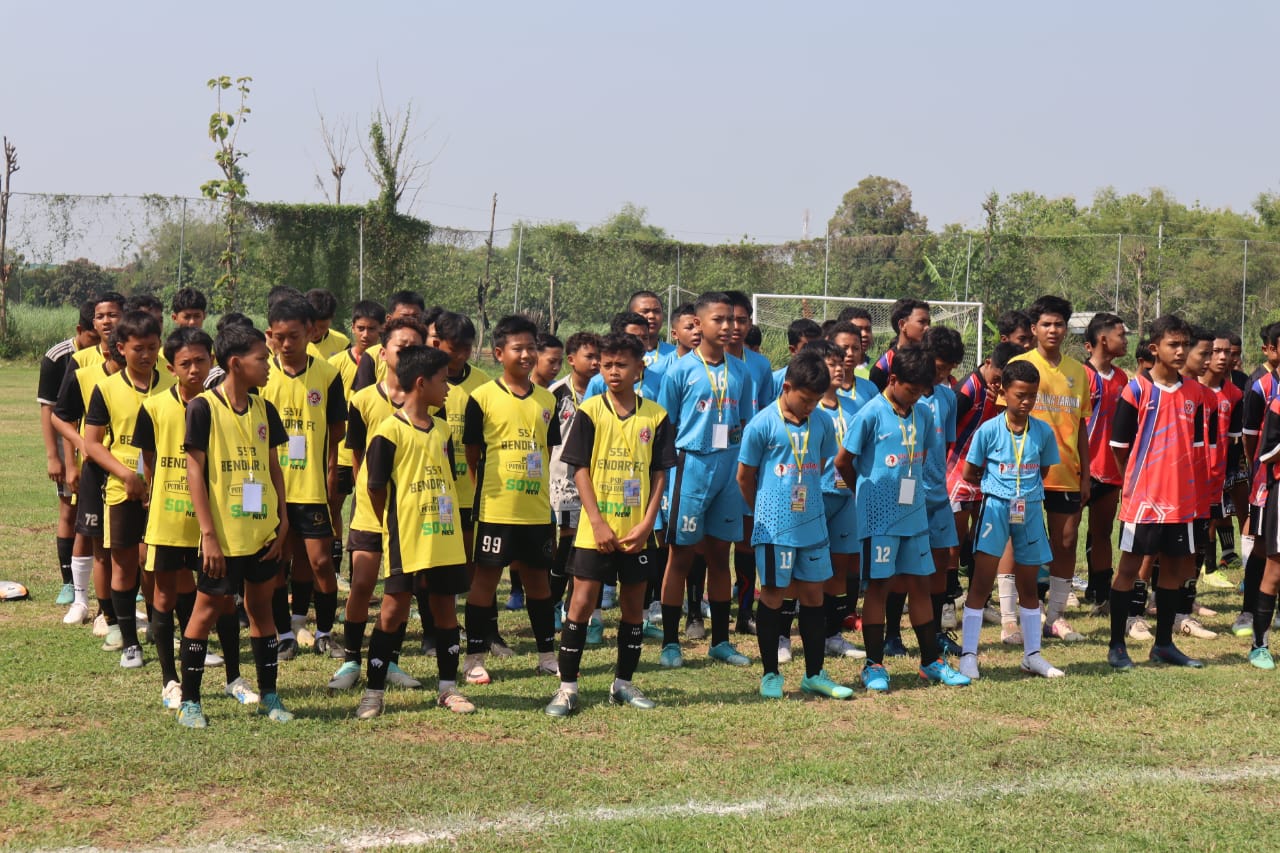 SIAP : Puluhan anak-anak mengikuti upacara pembukaan Liga 2 Askab PSSI Pati 2024 di Lapangan Kostin SMPN 6 Pati. (ACHMAD ULIL ALBAB/RADAR PATI)