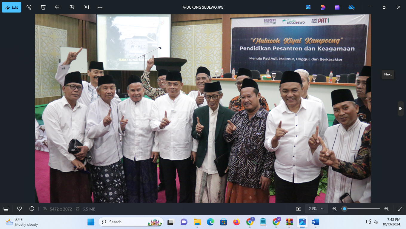 DIDUKUNG: Paslon Bupati dan Wakil Bupati Pati Sudewo-Chandra foto bersama para santri di Hotel New Merdeka Pati belum lama ini. (TIM SUDEWO-CHANDRA UNTUK RADAR KUDUS)