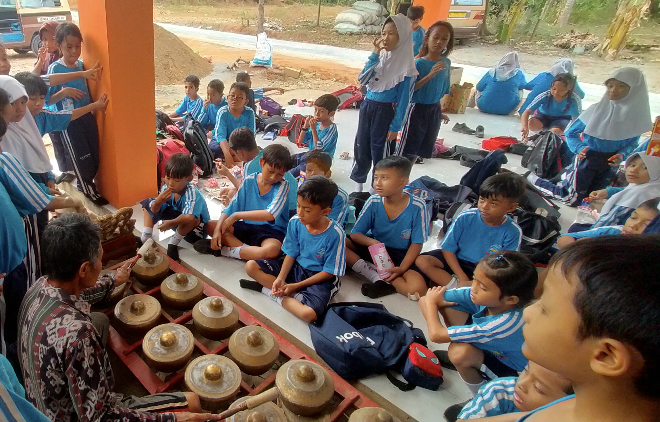 ANTUSIAS: Siswa-siswi dari SDN 1 Panggang lakukan outing class di Sanggar Gama Petra kemarin. FIKRI THOHARUDIN/RADARPATI.ID