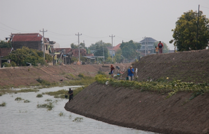 DIDATA: Masyarakat beraktifitas di salah satu aliran sungai yang mengalir di Kecamatan Welahan. MOH. NUR SYAHRI MUHARROM/RADARPATI.ID