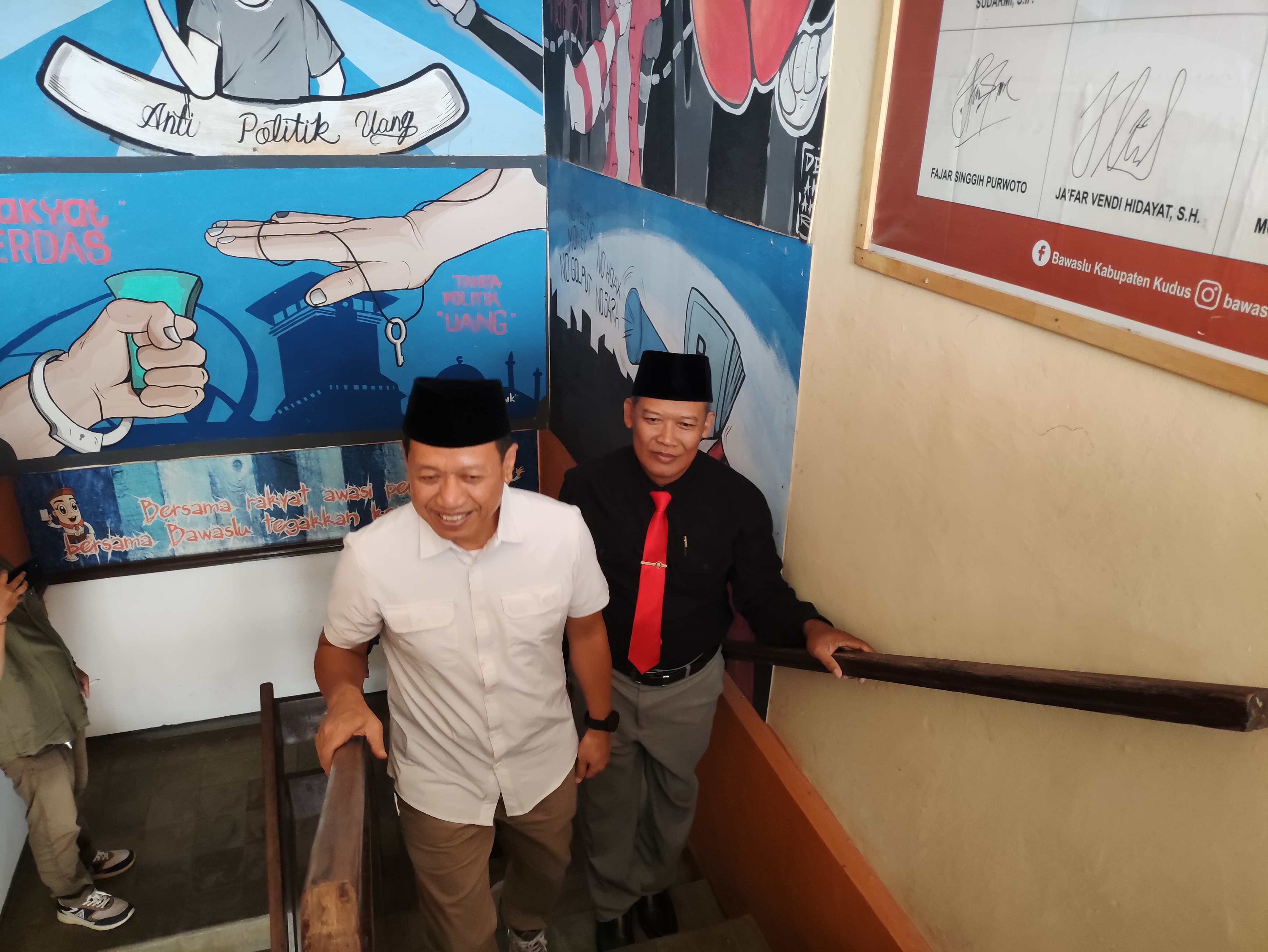 BERI KETERANGAN: Cabup Sam&rsquo;ani Intakoris bersama kuasa hukumnya tiba di kantor Bawaslu Kudus memenuhi klarifikasi dari Bawaslu Kudus kemarin. GALIH ERLAMBANG W/ RADARPATI.ID
