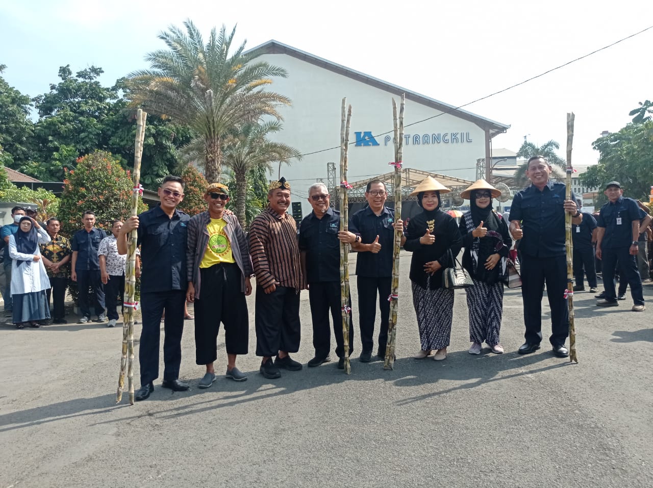 Jajaran direksi PT Kebon Agung dan Pemimpin PG Trangkil bersama dengan para petani tebu dari APTRI wilayah kerja PG Trangkil.