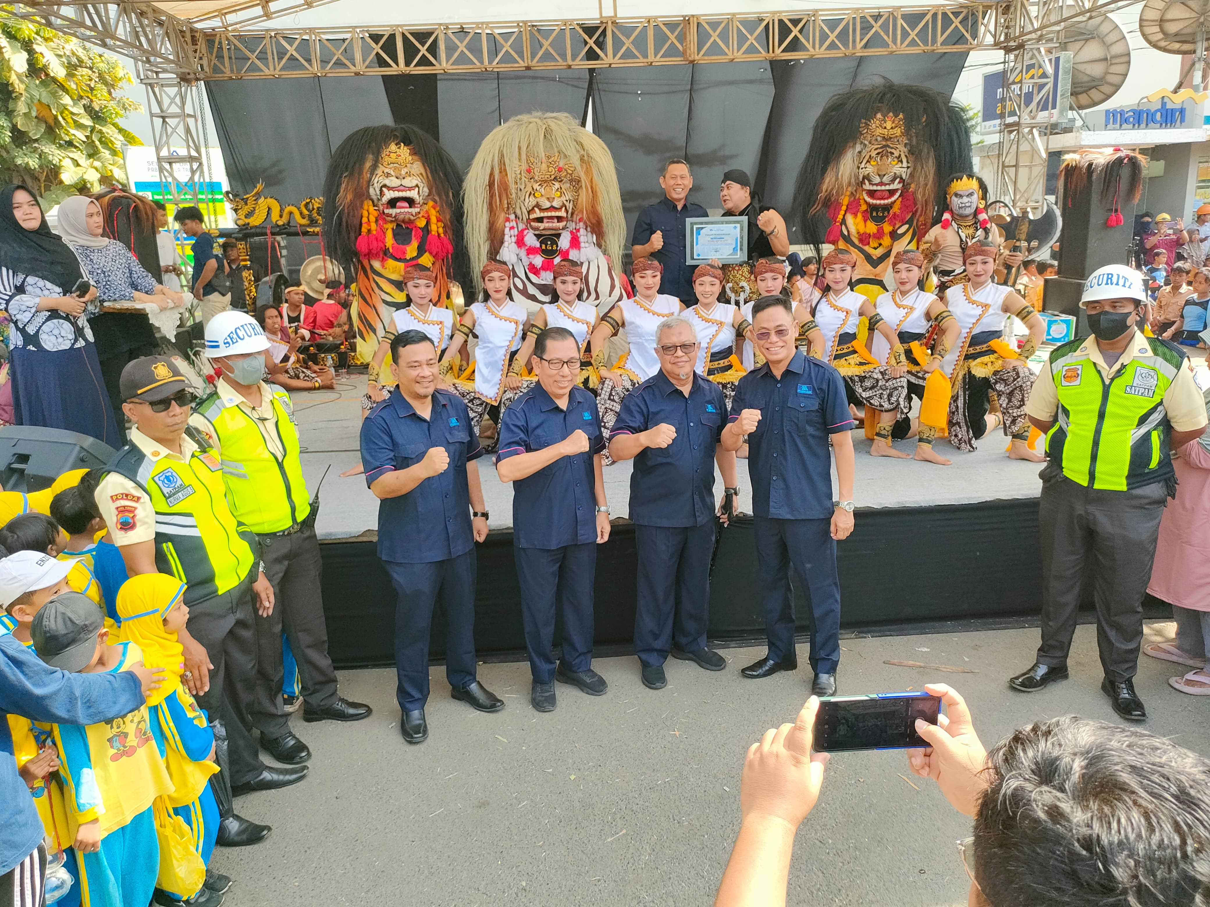 Jajaran direksi PT Kebon Agung dan Pemimpin PG Trangkil berfoto bersama sebelum pentas barongan Risang Guntur Seto dari Blora dimulai di depan bangunan utama pabrik