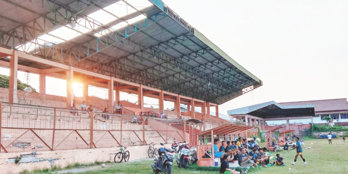 BUTUH PERBAIKAN: Kondisi atap tribune di Stadion Krida Rembang terlihat rusak dan belum dilakukan perbaikan. (VACHRI RINALDY L/RADARPATI.ID)