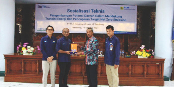 SALING DUKUNG: Asisten II Setda Rembang Mardi menerima plakat dari PT PLN Nusantara Power UP Rembang bersama PLN Energi Primer Indonesia kemarin. (WISNU AJI/RADARPATI.ID)