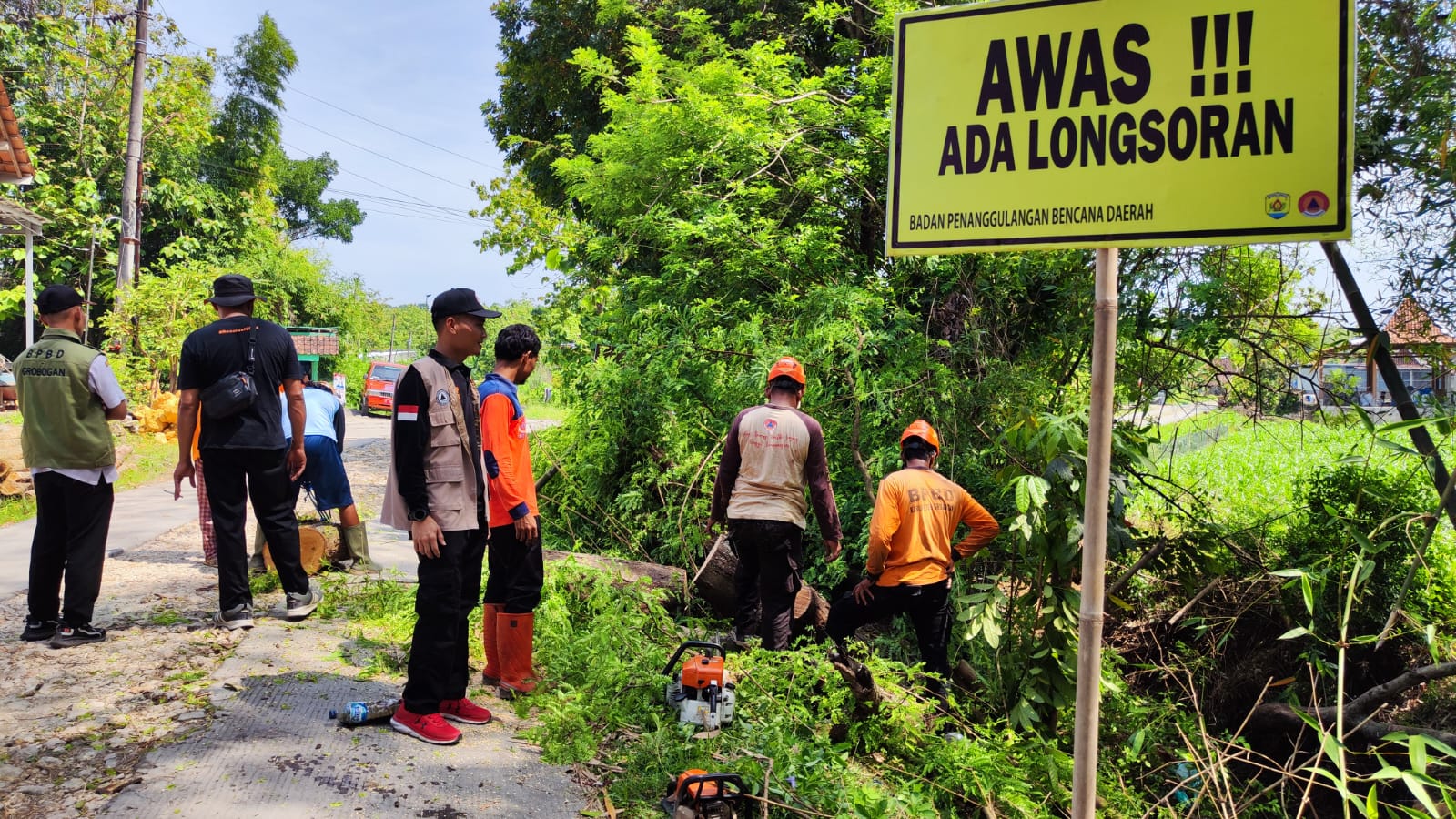 DARURAT: BPBD Grobogan bersama masyarakat saat melakukan penanganan darurat di jalan longsor Dusun Madon Desa Bangsri Kecamatan Geyer.