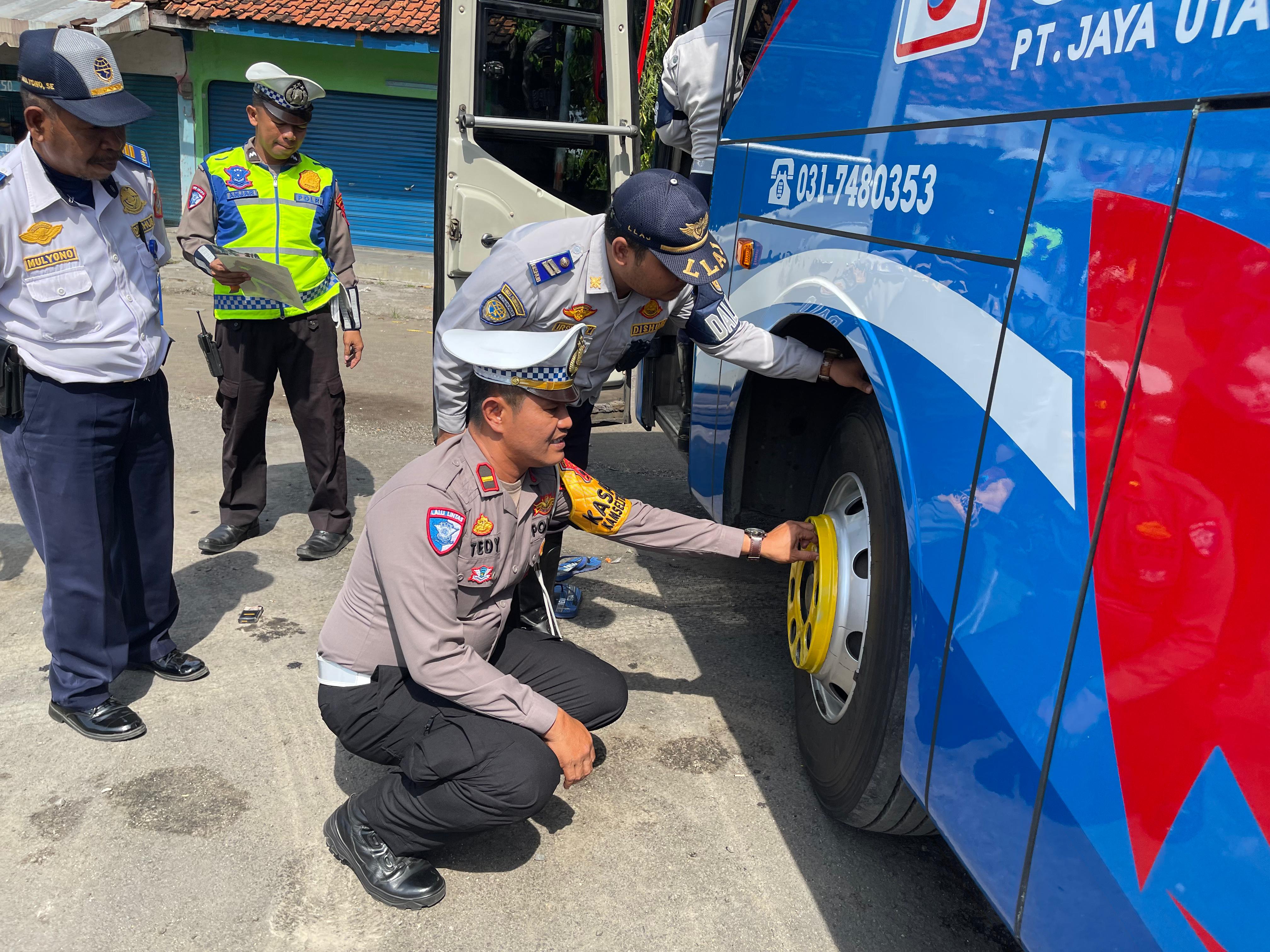 MENGECEK: Satlantas dan Dishub Grobogan saat melakukan ramp check di Terminal Induk dalam rangka Ops Zebra Candi 2024.