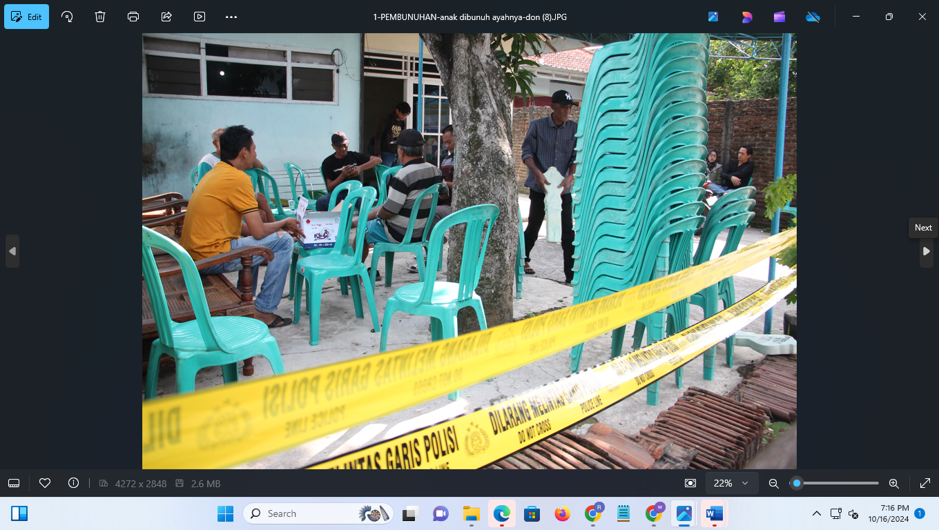 NAHAS: Garis polisi terpasang di depan rumah pelaku pada Rabu (16/10). (DONNY SETIYAWAN/RADARPATI)